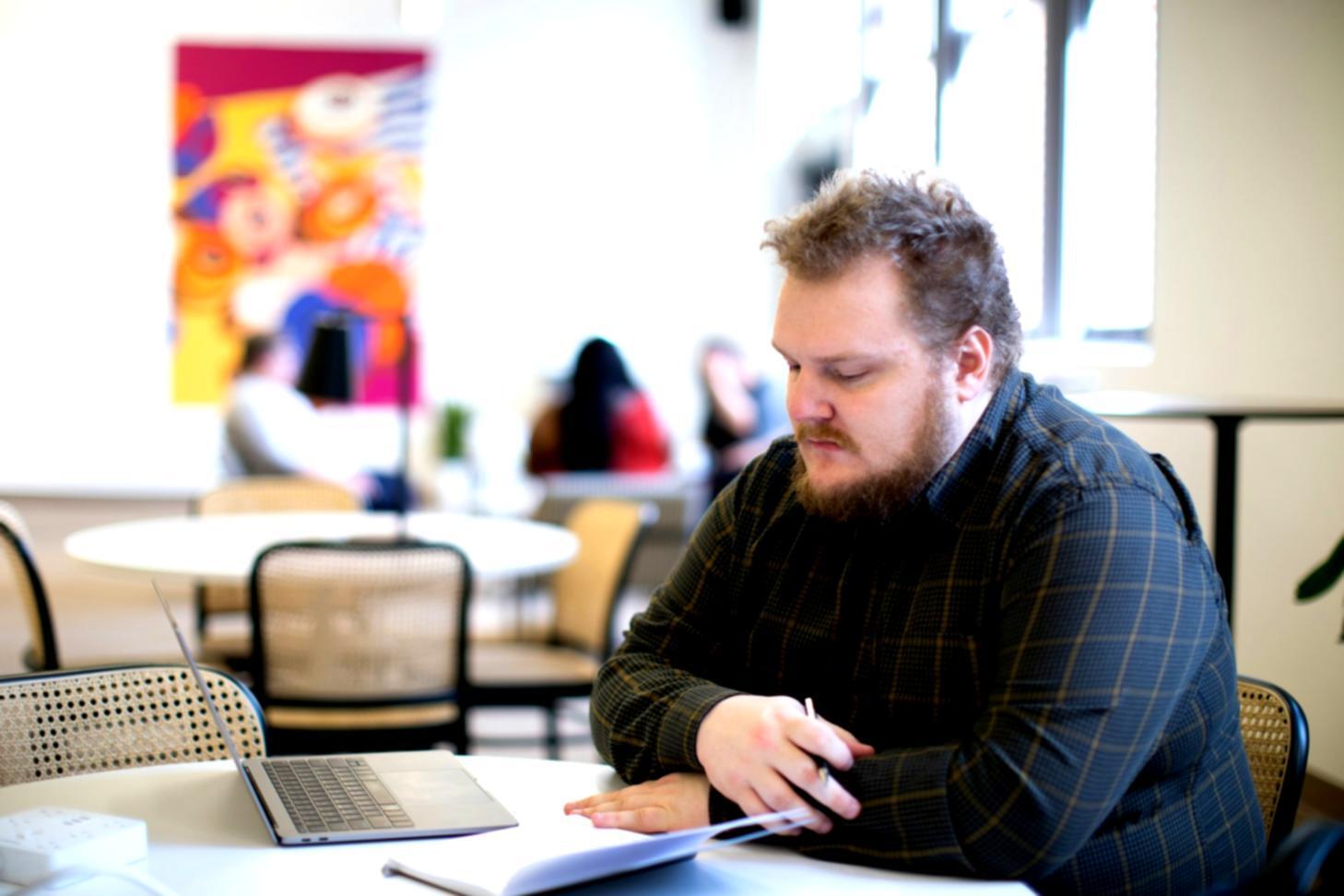 Dashboard analisis skenario keuangan dengan berbagai proyeksi dan perbandingan