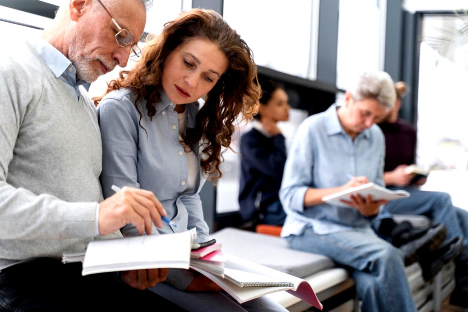 Sesi konsultasi tim Marketrix dengan klien membahas hasil pemodelan keuangan